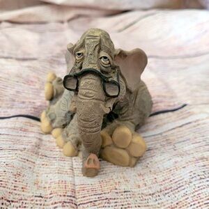Frumps elephant figurine